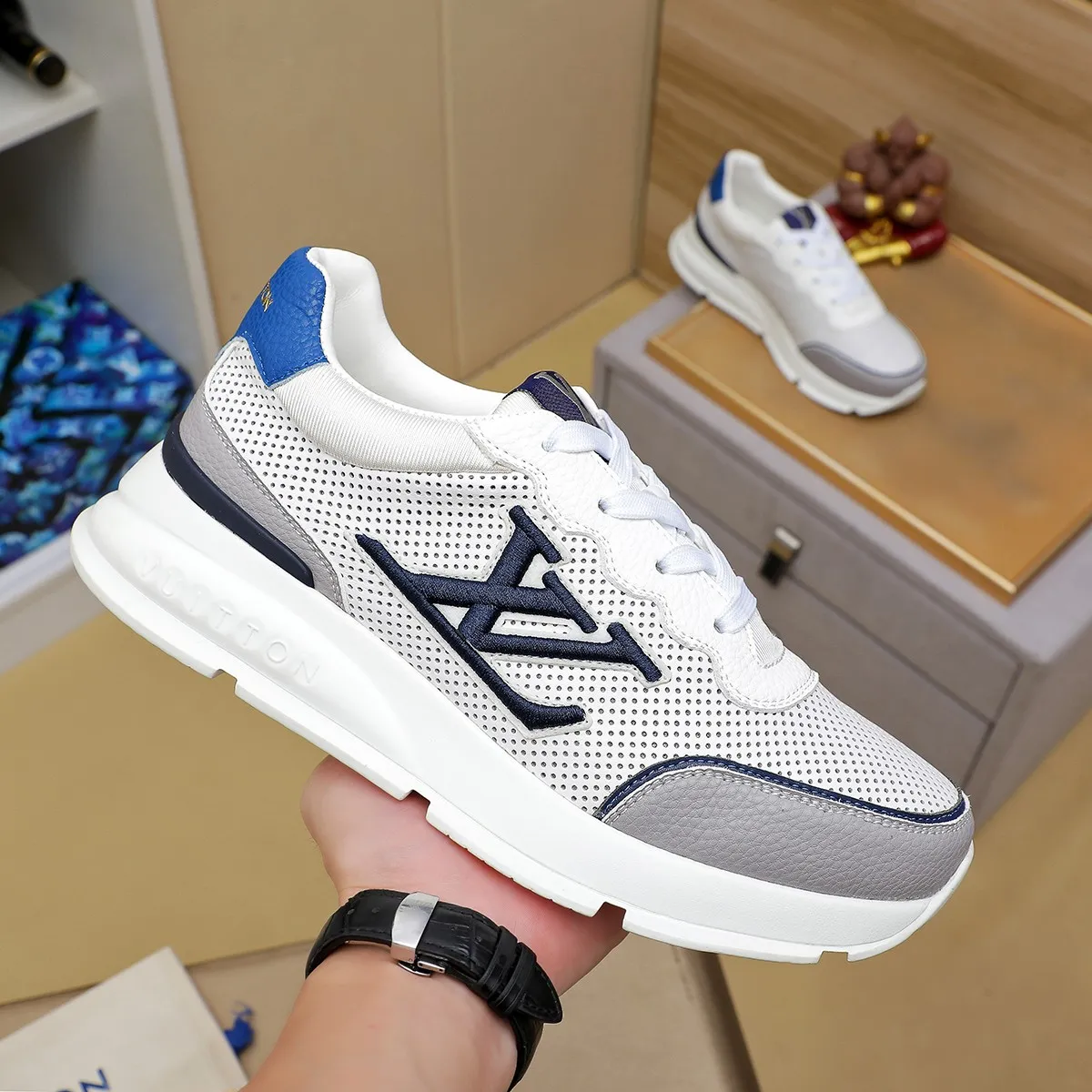 Ex-factory price: 440¥🌹🌹[LV Louis Vuitton] new low-top casual men's shoes. A must-have for fashionable men, new products are released in Hong Kong counters [strong], big-name style, European and American masters strongly create unique styles, comfortable on the feet, super soft outsole, super wear-resistant. Gives people a strong visual impact. Material: imported first-layer cowhide leather upper ➕rubber non-slip outsole, rubber graphics matching, 38 to 44